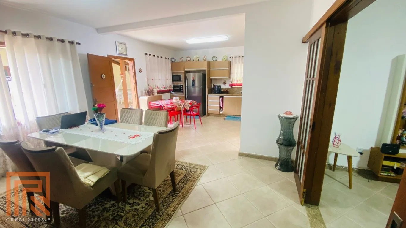 Oportunidade!!! Casa térrea com 3 dormitóros sendo 1 Suíte no bairro Escola Agrícola — foto 2