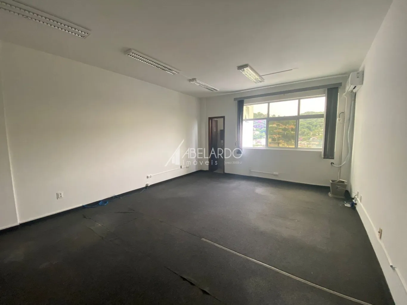 Ótima e aconchegante sala comercial para locação na região central de Blumenau. — foto 2