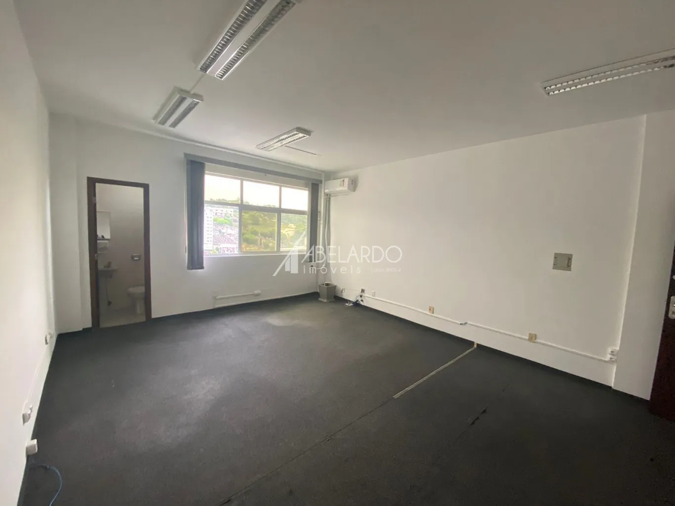 Ótima e aconchegante sala comercial para locação na região central de Blumenau. — foto 3