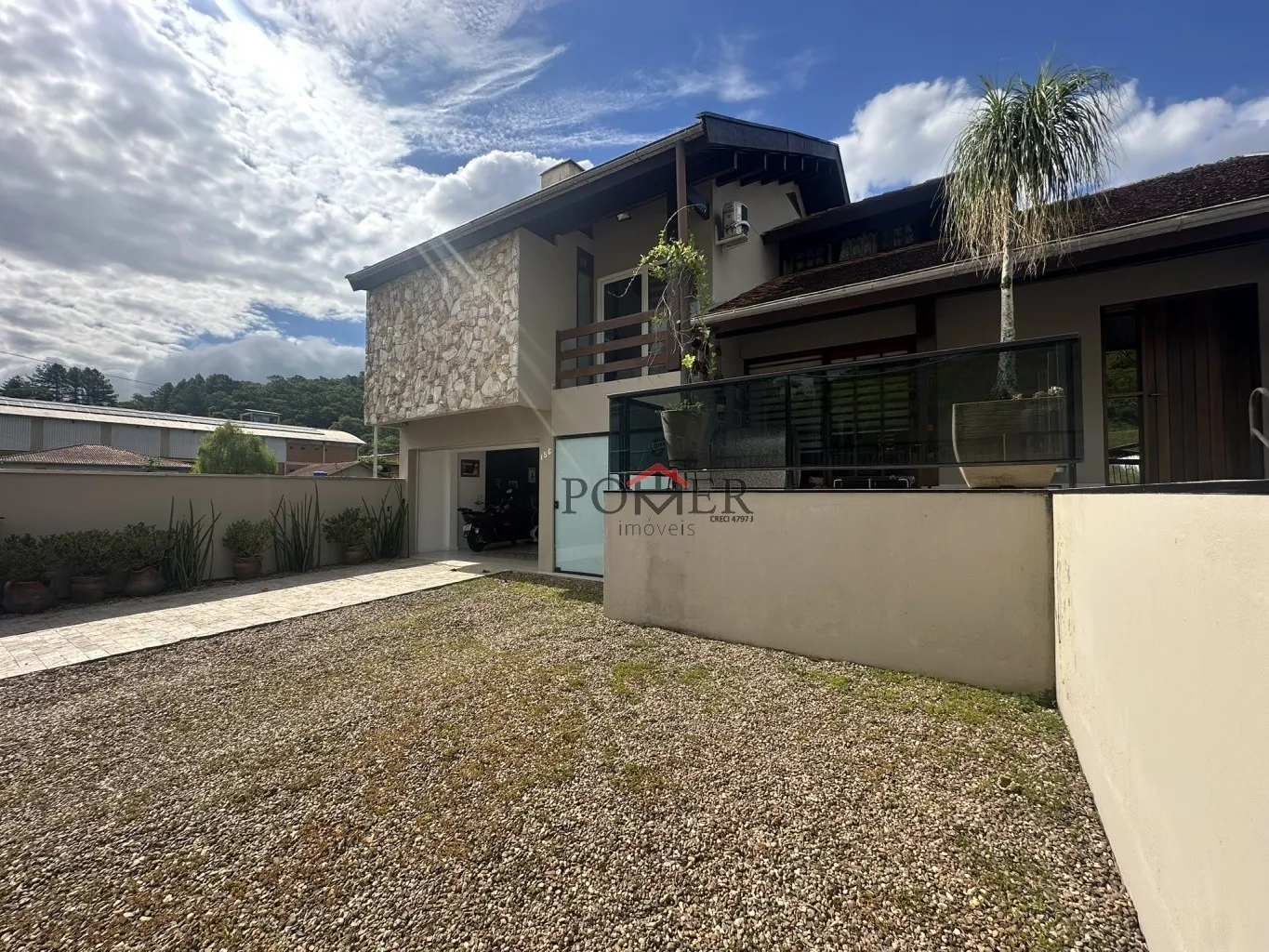 Casa com 4 Quartos sendo 1 Suíte - Piscina Aquecida no Centro de Pomerode/SC - com Localização Estratégica para Potencial Comercial — foto 2