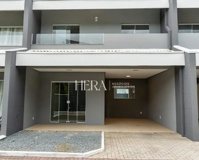 Sobrado de 3 dormitórios a venda em rua residencial no bairro Itoupava Central - foto 1