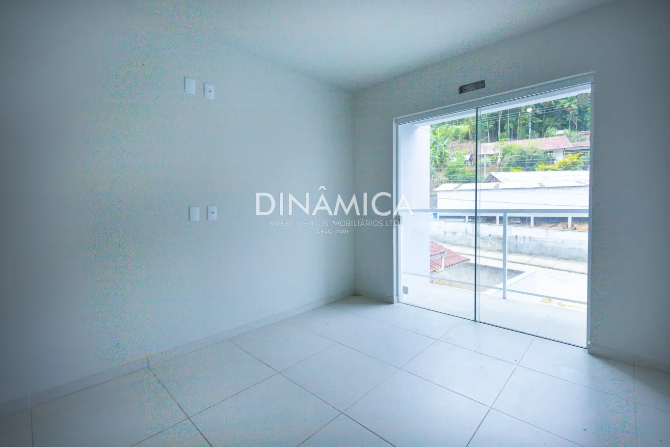 Sobrado com 2 Quartos e Espaço de Fundos Incrível - Próximo Komprão Atacadista - foto 1