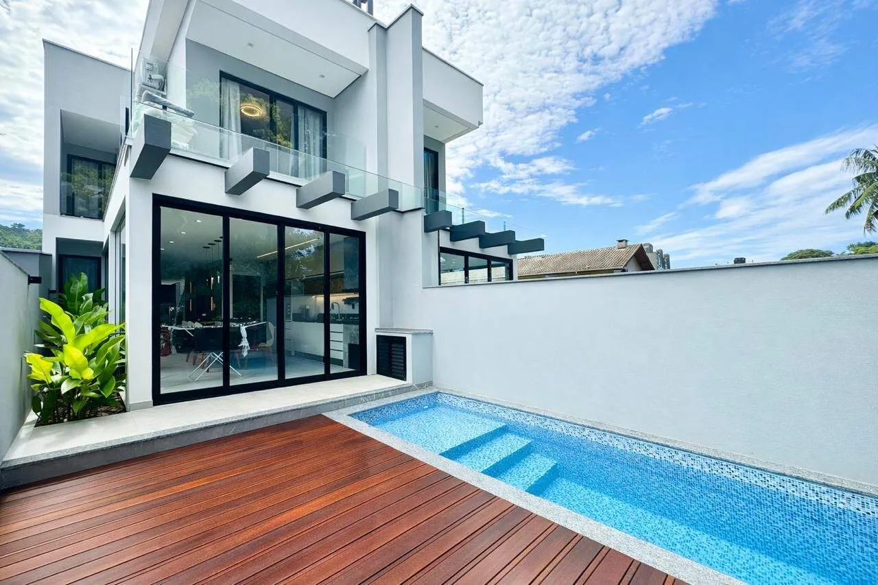 Sobrado alto padrão mobiliado com piscina em rua sem saída no bairro Água Verde - foto 1