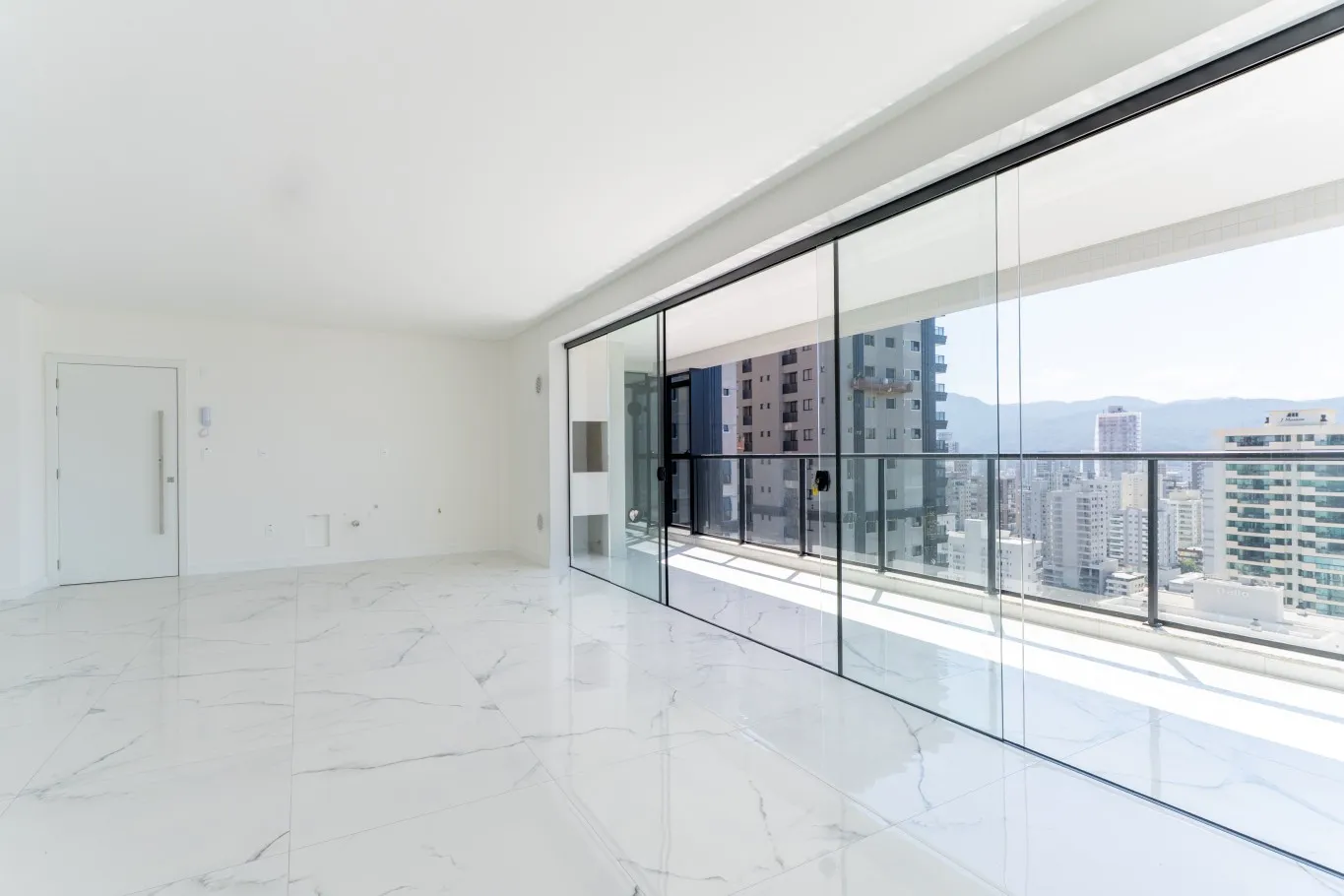 Apartamento com 04 Suítes em Itapema, Meia Praia — foto 2