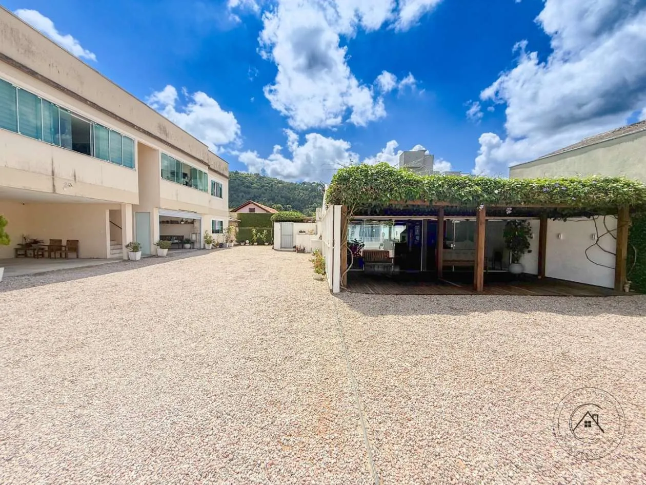 Casa para Venda em Blumenau, Garcia, 6 dormitórios, 2 suítes, 7 banheiros, 4 vagas - foto 1