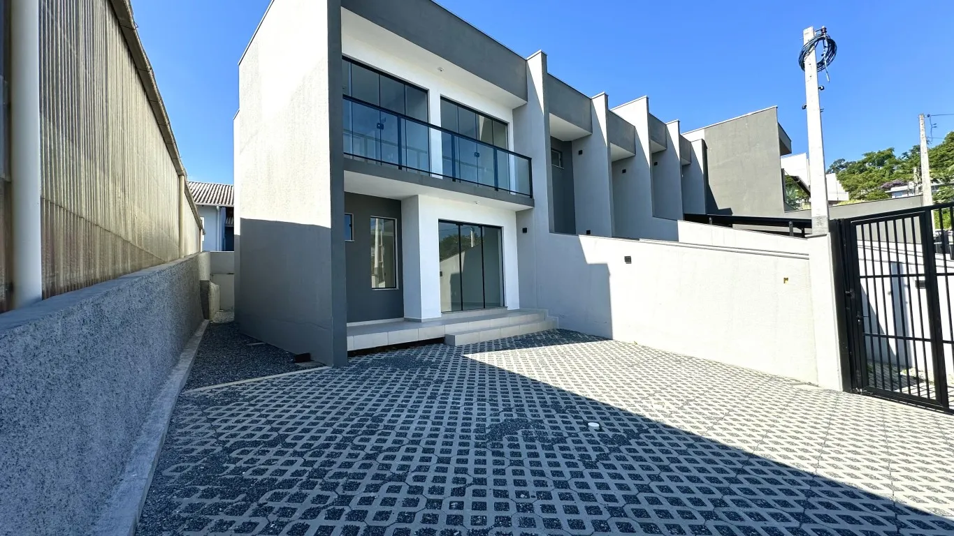 Sobrado novo pronta para morar com ótima localização no bairro Escola Agrícola. - foto 1