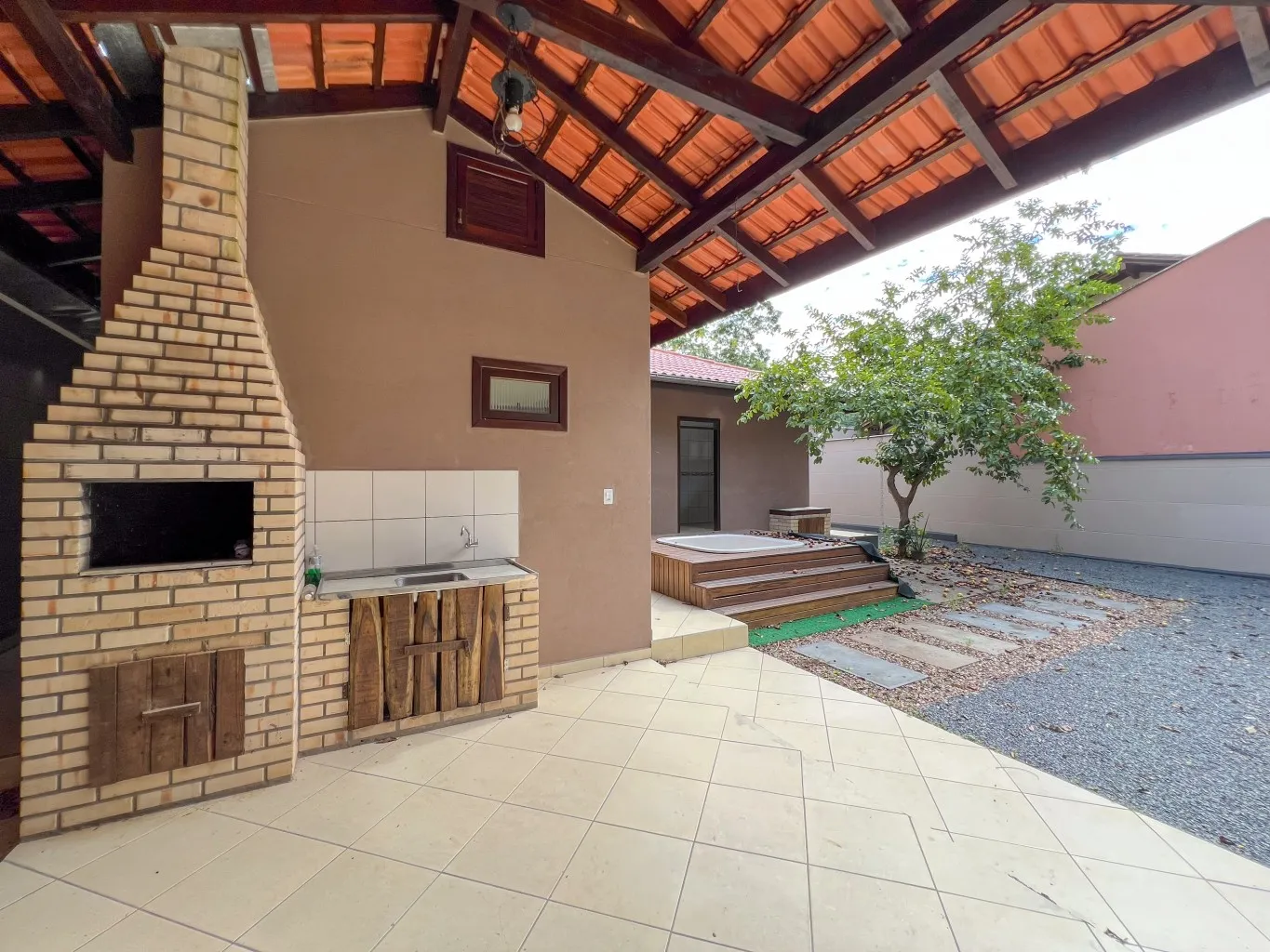 Casa com 03 dormitórios, sendo 01 suíte, no bairro Ribeirão Areia - Pomerode — foto 4
