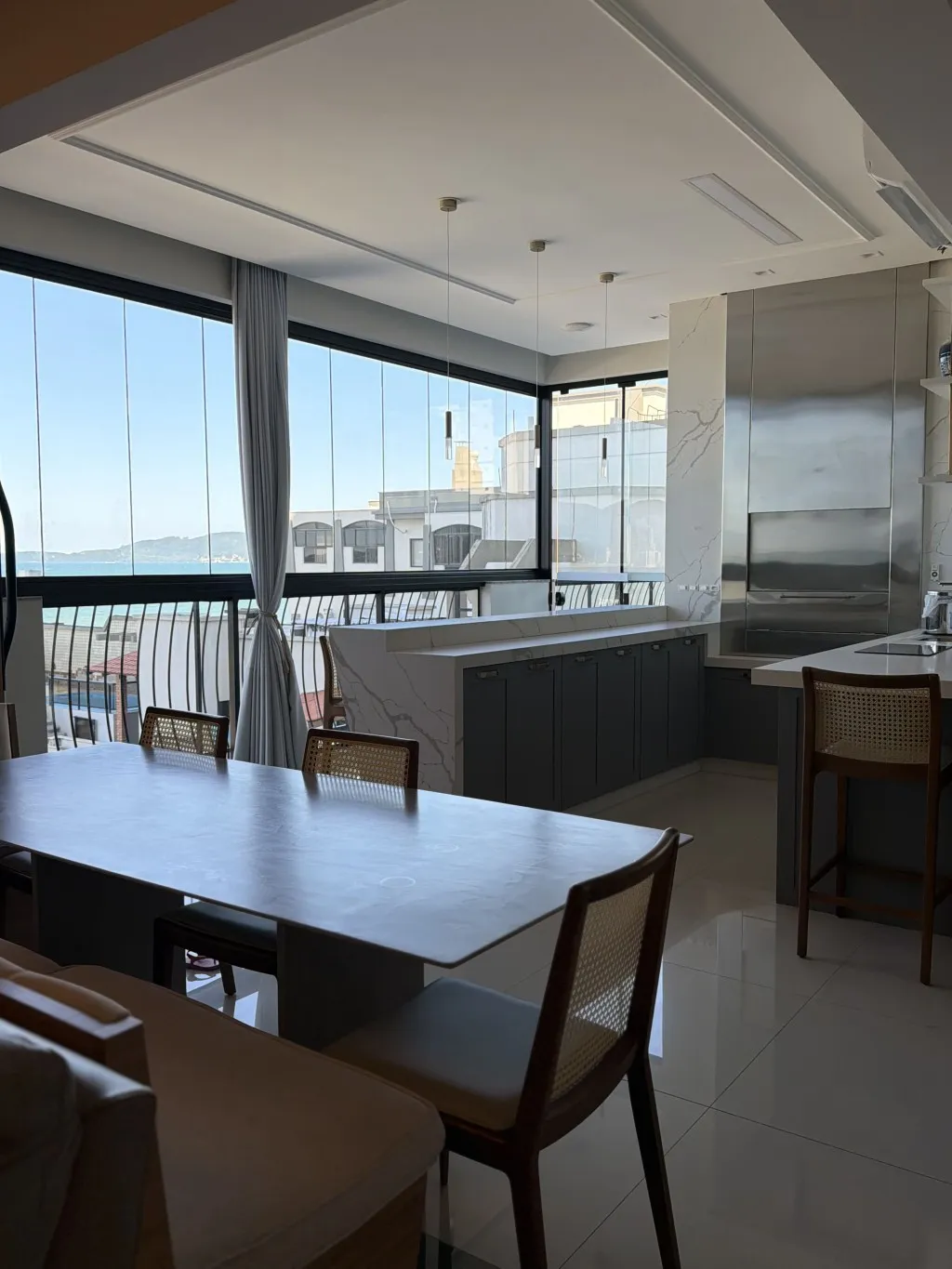 Apartamento FRENTE MAR com 4 suítes, amplo em 240 m - foto 1
