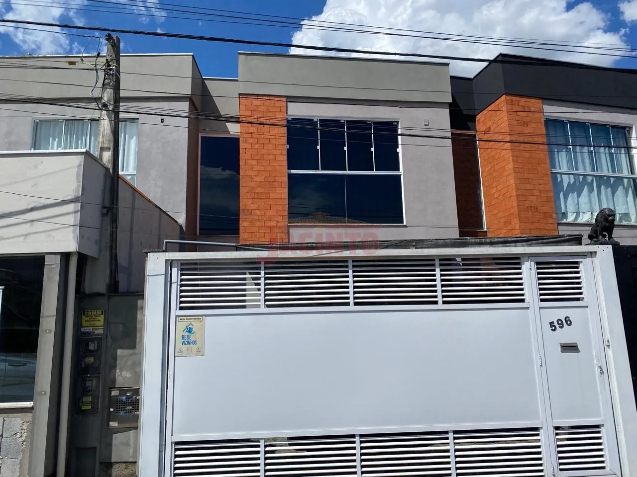 Sobrado com 2 suítes e 2 vagas de garagem, no bairro Fortaleza. - foto 1