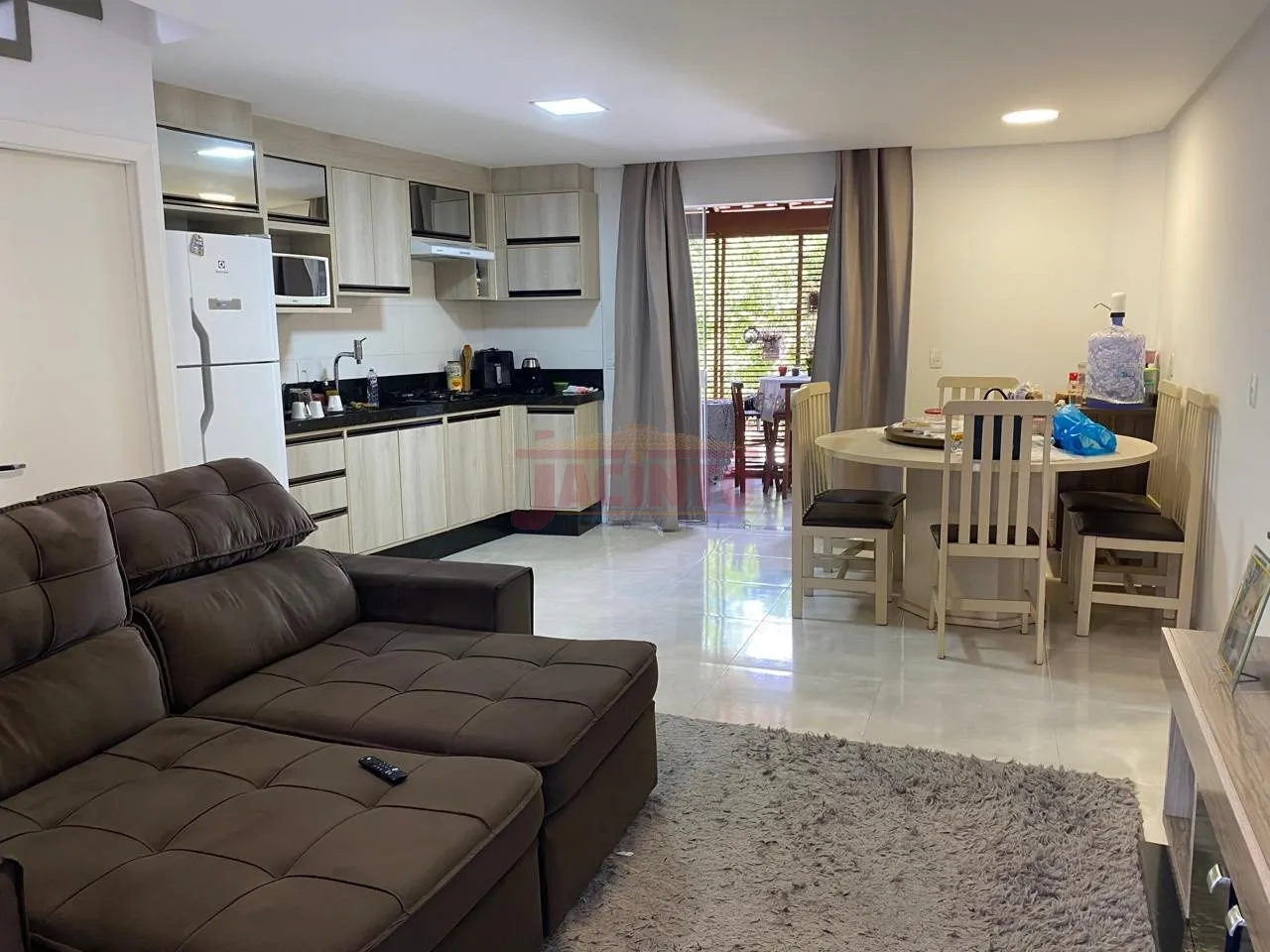 Sobrado com 2 suítes e 2 vagas de garagem, no bairro Fortaleza. — foto 2