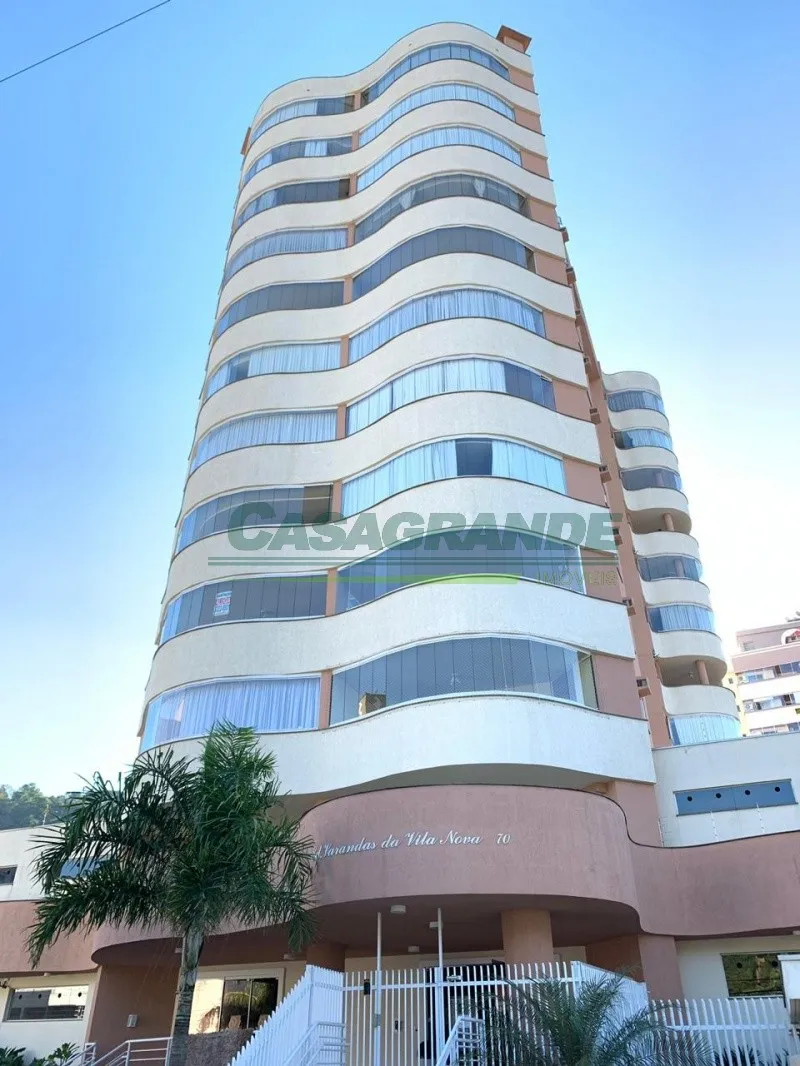 Apartamento no bairro Vila Nova próximo a Santa Clara Veículos, 02 suítes + lavabo, sala de estar/jantar, cozinha mobiliada, ampla sacada integrada com churrasqueira e fechada com reiki, área de serviço e 02 vagas de garagem. - foto 1