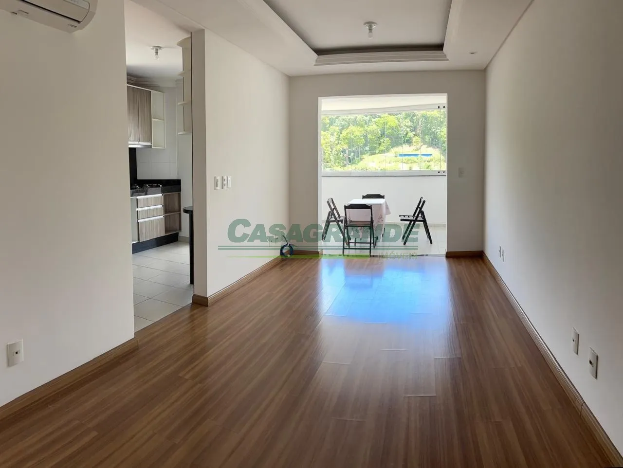 Apartamento no bairro Vila Nova próximo a Santa Clara Veículos, 02 suítes + lavabo, sala de estar/jantar, cozinha mobiliada, ampla sacada integrada com churrasqueira e fechada com reiki, área de serviço e 02 vagas de garagem. — foto 2