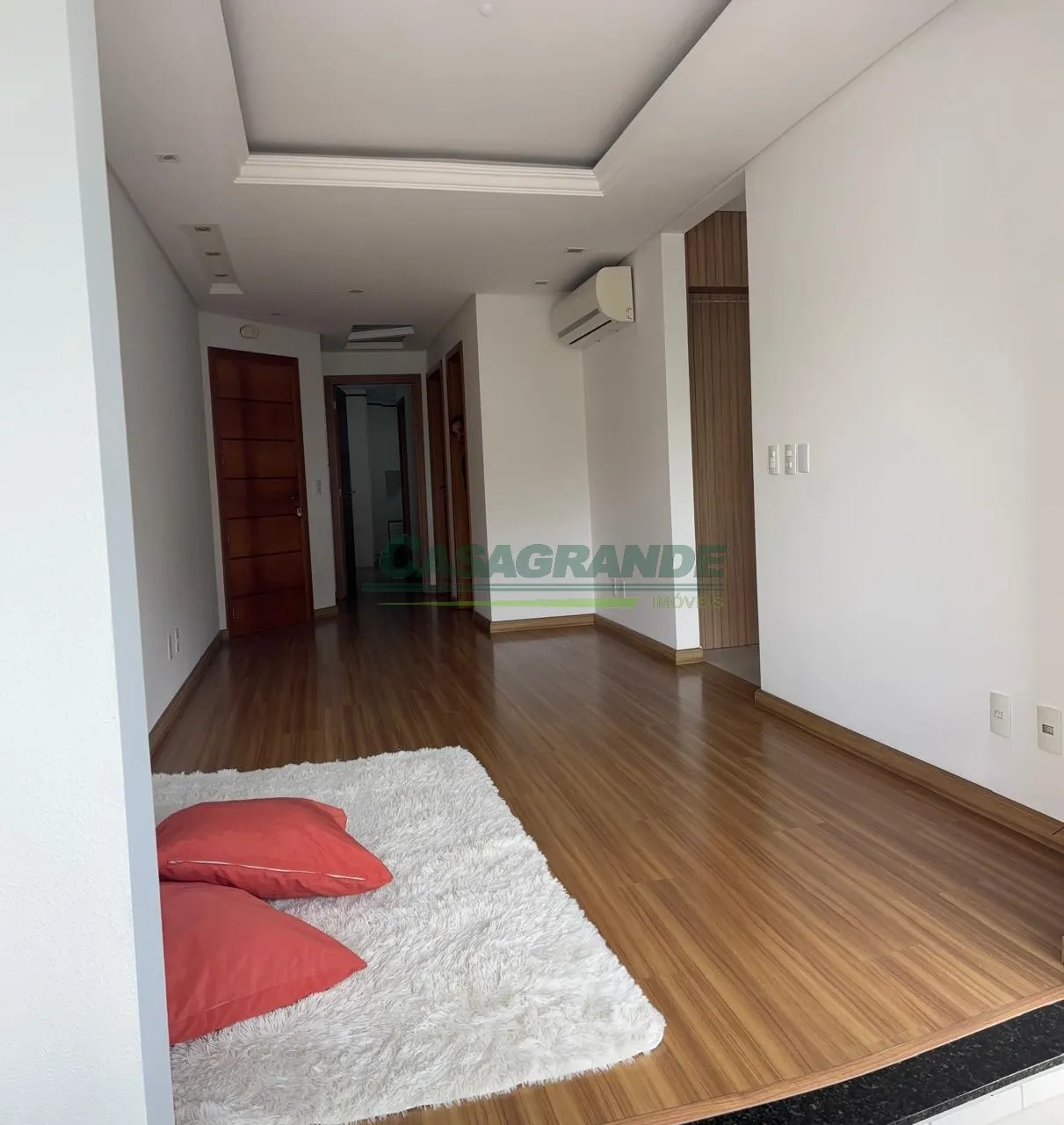 Apartamento no bairro Vila Nova próximo a Santa Clara Veículos, 02 suítes + lavabo, sala de estar/jantar, cozinha mobiliada, ampla sacada integrada com churrasqueira e fechada com reiki, área de serviço e 02 vagas de garagem. — foto 3