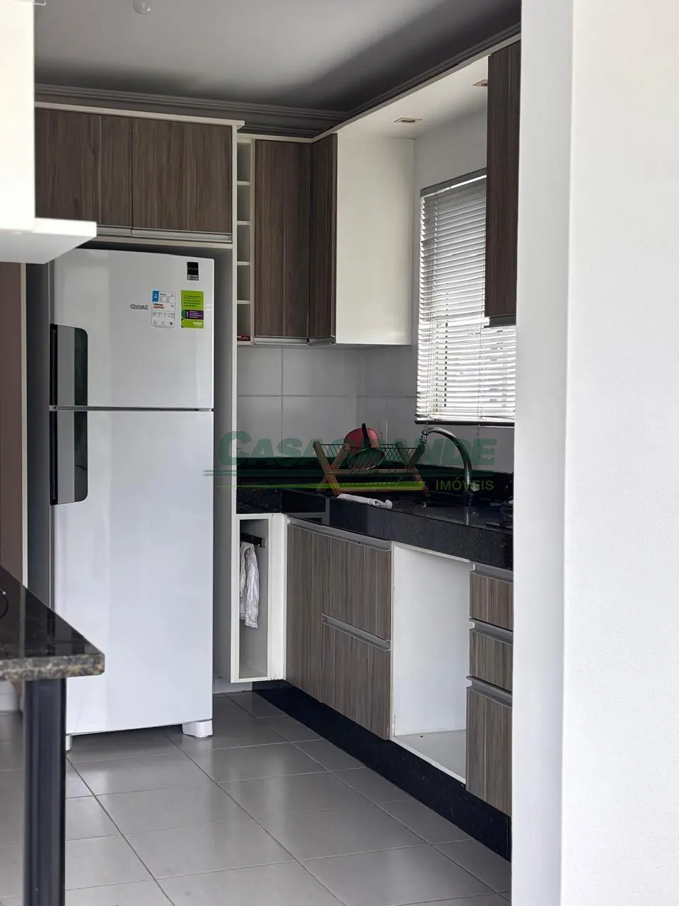 Apartamento no bairro Vila Nova próximo a Santa Clara Veículos, 02 suítes + lavabo, sala de estar/jantar, cozinha mobiliada, ampla sacada integrada com churrasqueira e fechada com reiki, área de serviço e 02 vagas de garagem. — foto 4