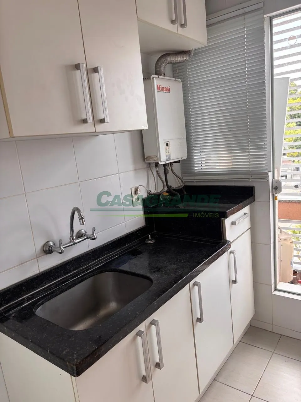 Apartamento no bairro Vila Nova próximo a Santa Clara Veículos, 02 suítes + lavabo, sala de estar/jantar, cozinha mobiliada, ampla sacada integrada com churrasqueira e fechada com reiki, área de serviço e 02 vagas de garagem. — foto 5