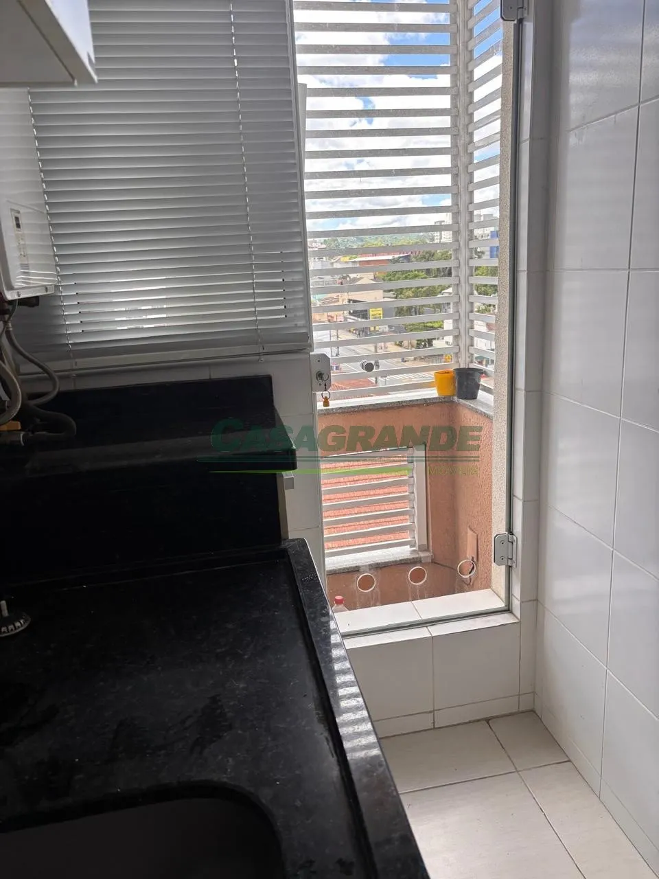 Apartamento no bairro Vila Nova próximo a Santa Clara Veículos, 02 suítes + lavabo, sala de estar/jantar, cozinha mobiliada, ampla sacada integrada com churrasqueira e fechada com reiki, área de serviço e 02 vagas de garagem. — foto 6