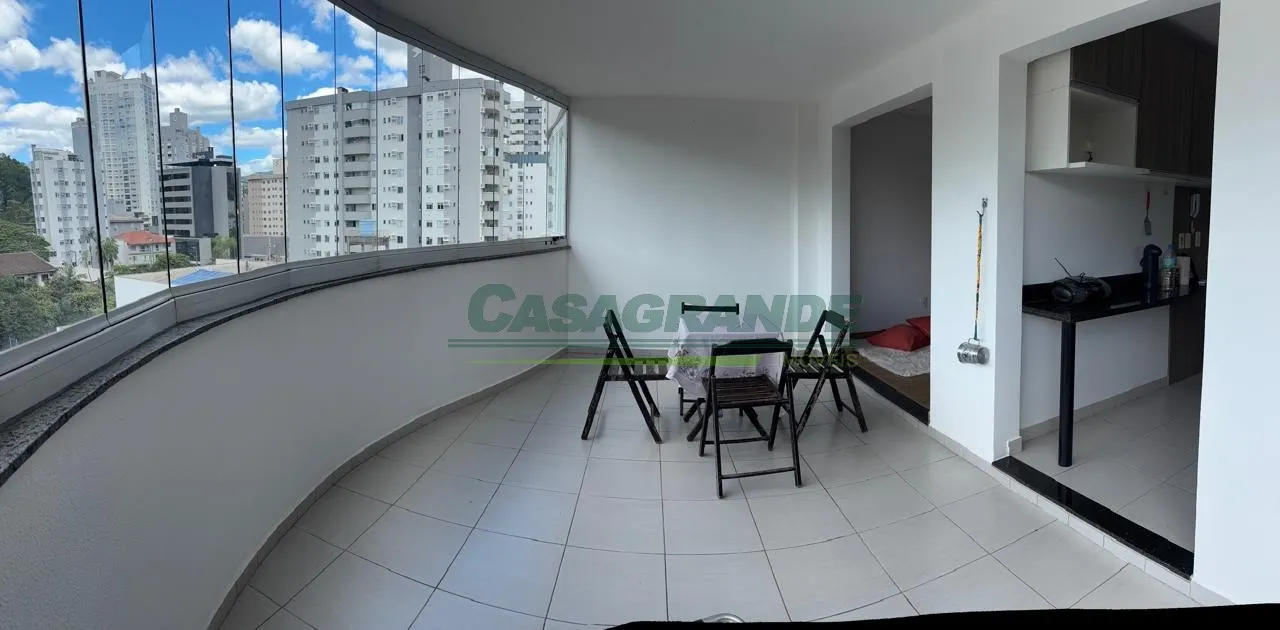 Apartamento no bairro Vila Nova próximo a Santa Clara Veículos, 02 suítes + lavabo, sala de estar/jantar, cozinha mobiliada, ampla sacada integrada com churrasqueira e fechada com reiki, área de serviço e 02 vagas de garagem. — foto 7