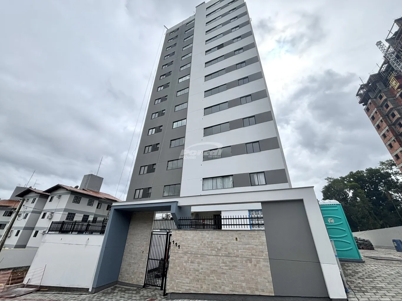 Apartamento semi mobiliado, cm 55m, 02 dormitórios, sala de estar, cozinha com moveis sob medida e sala de jantar conjugadas com churrasqueira, banheiro social, area de serviço e 01 vaga de garagem coberta. - foto 1