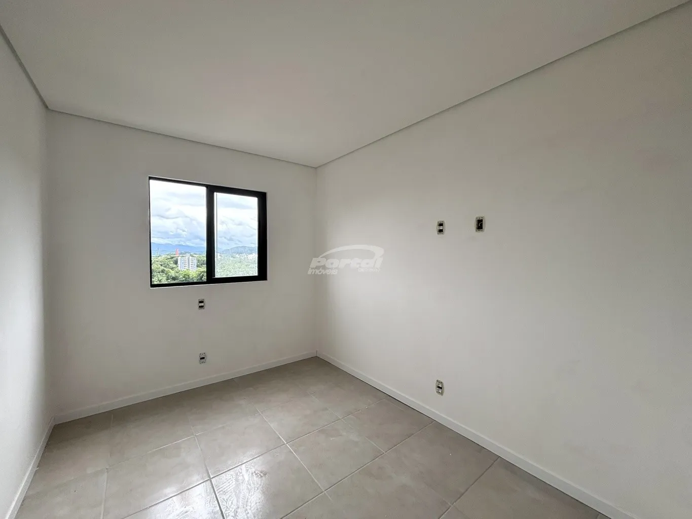 Apartamento semi mobiliado, cm 55m, 02 dormitórios, sala de estar, cozinha com moveis sob medida e sala de jantar conjugadas com churrasqueira, banheiro social, area de serviço e 01 vaga de garagem coberta. — foto 2