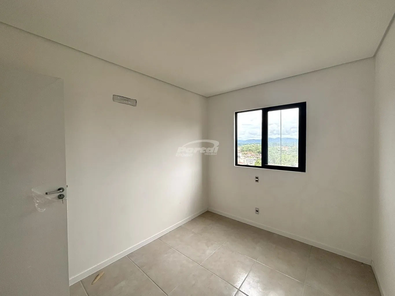 Apartamento semi mobiliado, cm 55m, 02 dormitórios, sala de estar, cozinha com moveis sob medida e sala de jantar conjugadas com churrasqueira, banheiro social, area de serviço e 01 vaga de garagem coberta. — foto 3