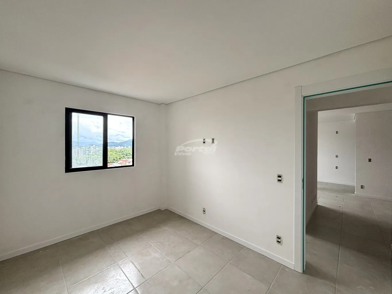 Apartamento semi mobiliado, cm 55m, 02 dormitórios, sala de estar, cozinha com moveis sob medida e sala de jantar conjugadas com churrasqueira, banheiro social, area de serviço e 01 vaga de garagem coberta. — foto 4