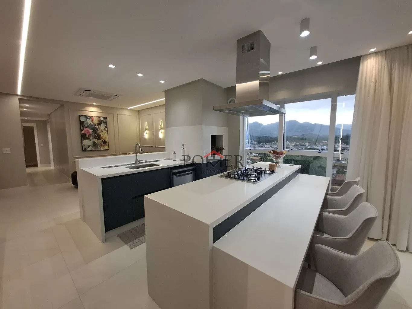 Apartamento com fino acabamento e tipo porteira fechada todo climatizado com 159,16m de área privativa, com 3 Suítes com móveis planejados na cidade de Timbó no bairro das Capitais. — foto 2