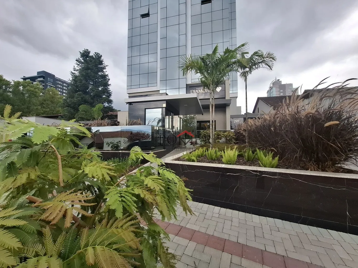 Apartamento com fino acabamento e tipo porteira fechada todo climatizado com 159,16m de área privativa, com 3 Suítes com móveis planejados na cidade de Timbó no bairro das Capitais. — foto 4