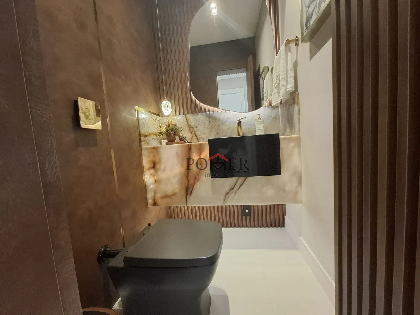 Apartamento com fino acabamento e tipo porteira fechada todo climatizado com 159,16m de área privativa, com 3 Suítes com móveis planejados na cidade de Timbó no bairro das Capitais. — foto 6