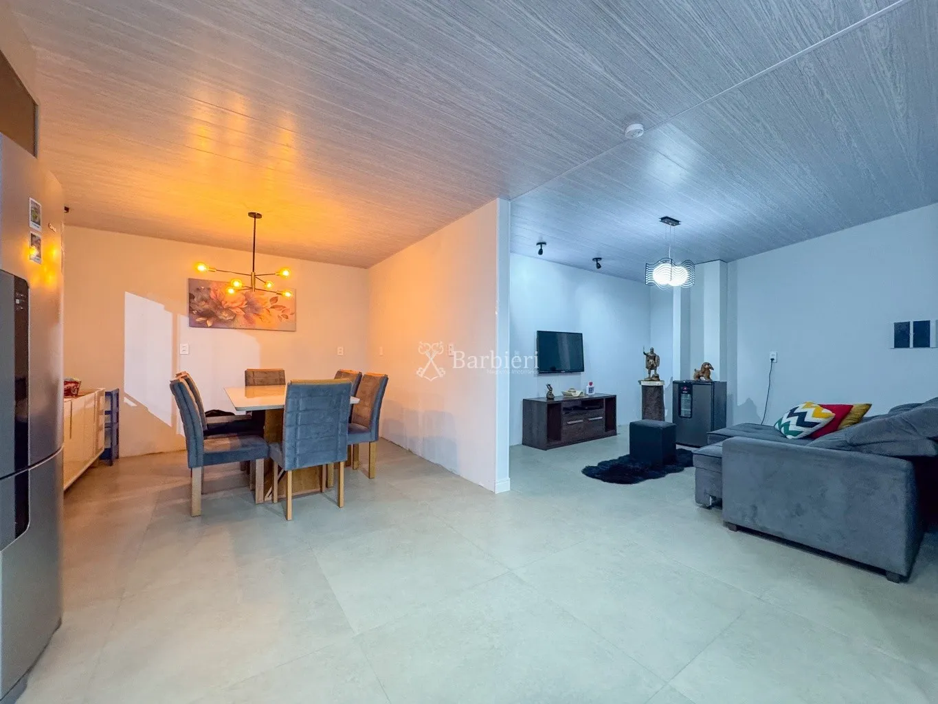 Descubra o imóvel perfeito que une conforto residencial e potencial comercial em uma das localizações mais desejadas da cidade! - foto 1