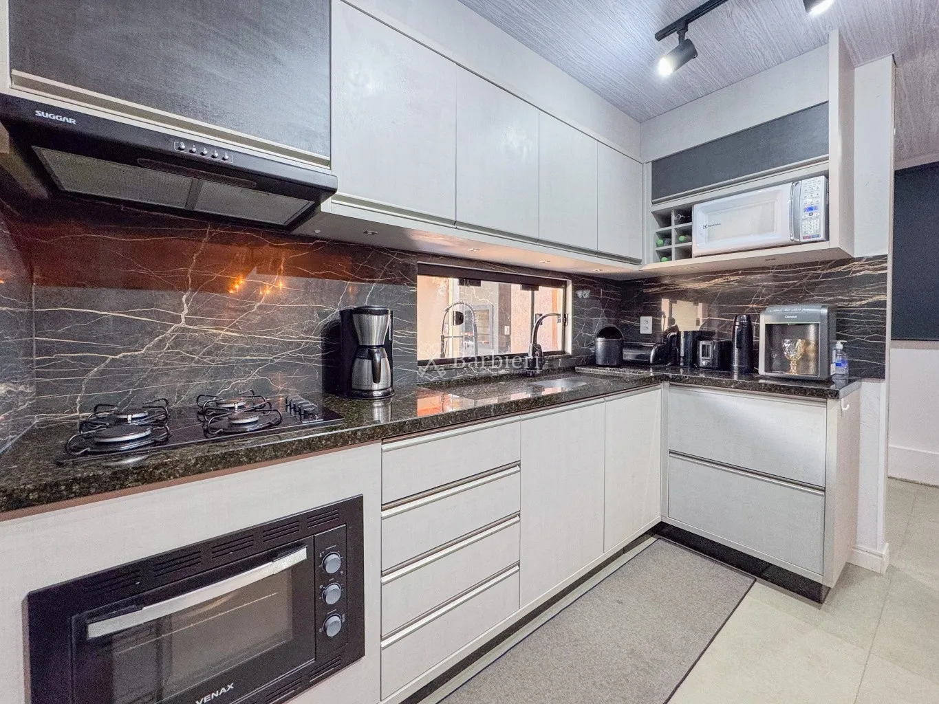Descubra o imóvel perfeito que une conforto residencial e potencial comercial em uma das localizações mais desejadas da cidade! — foto 4