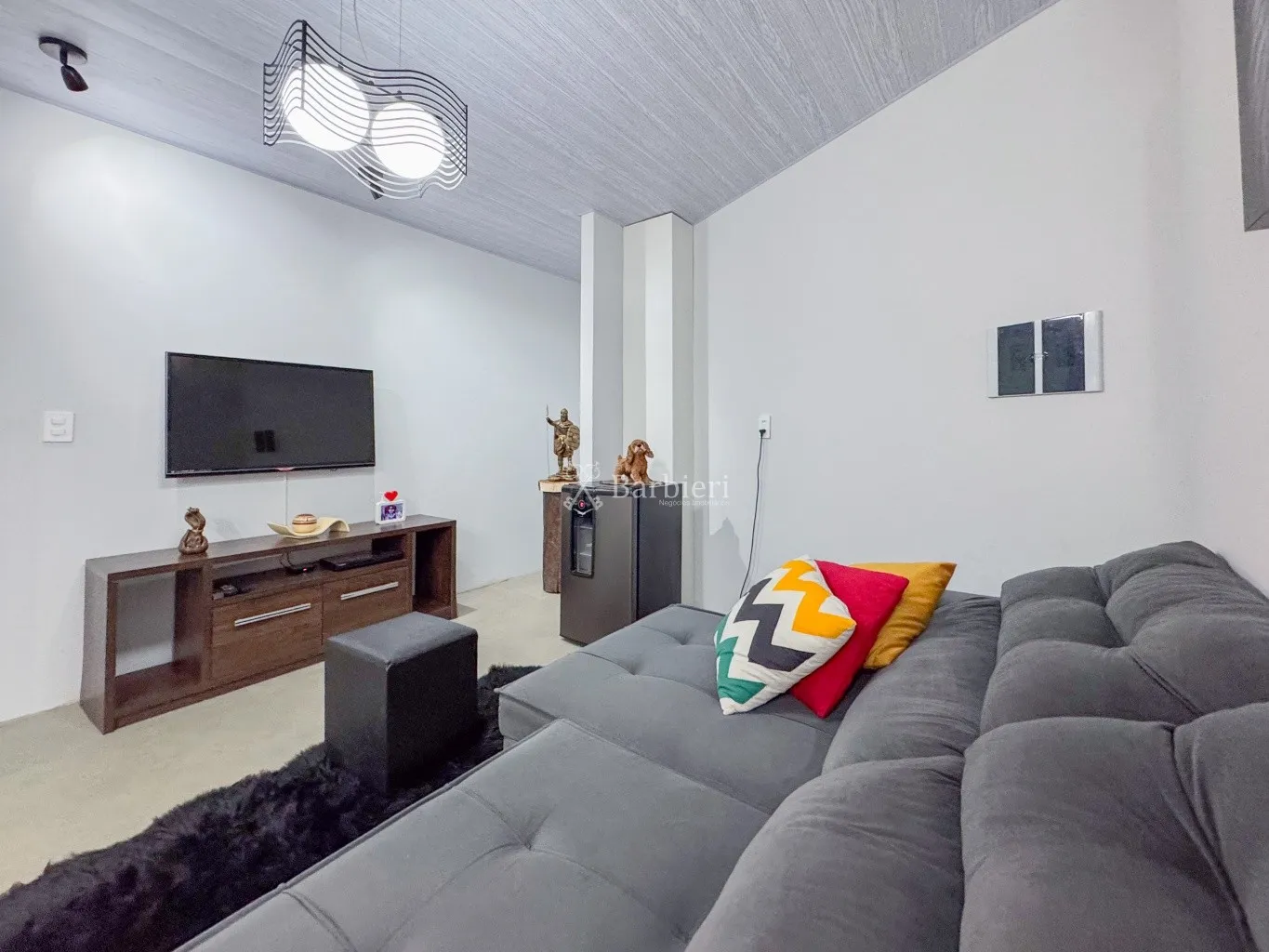 Descubra o imóvel perfeito que une conforto residencial e potencial comercial em uma das localizações mais desejadas da cidade! — foto 6