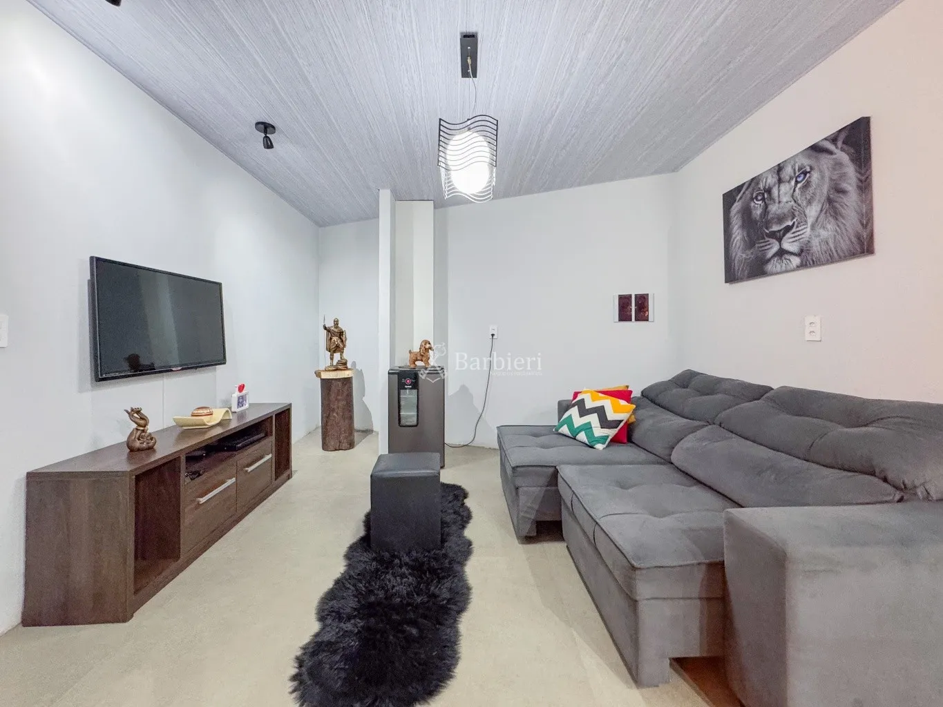 Descubra o imóvel perfeito que une conforto residencial e potencial comercial em uma das localizações mais desejadas da cidade! — foto 7