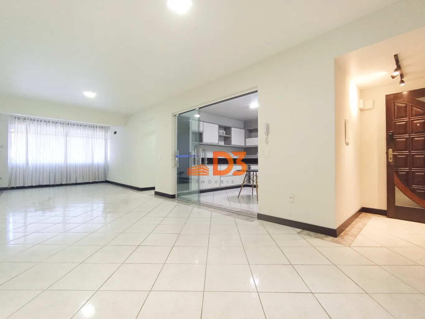 Amplo Apartamento com 3 quartos para alugar no Água Verde — foto 2