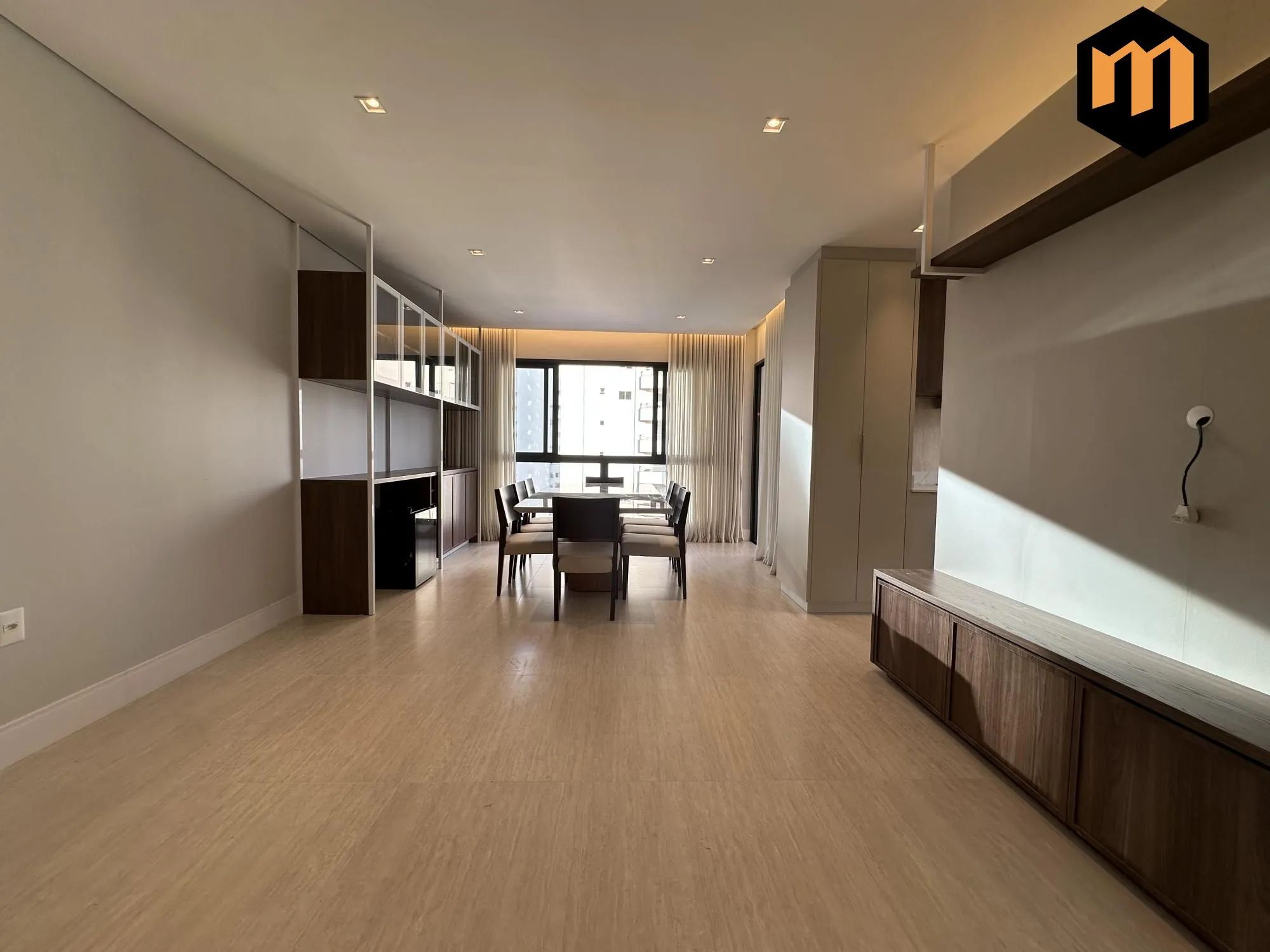 Apartamento Novo Mobiliado com 03 Suítes para Locação Centro/Balneário Camboriú — foto 2