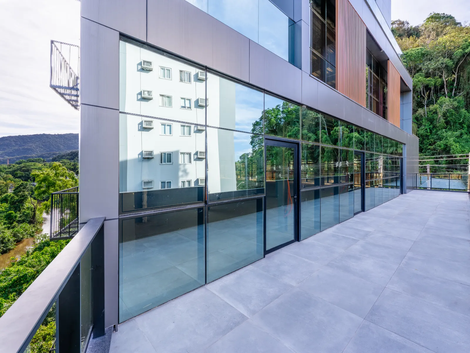 SALA COMERCIAL EM LOCALIZAÇÃO ESTRATÉGICA - foto 1