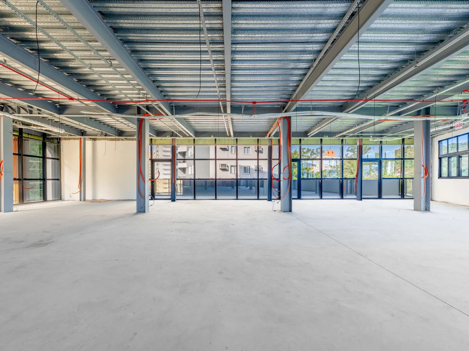 SALA COMERCIAL EM LOCALIZAÇÃO ESTRATÉGICA - foto 1