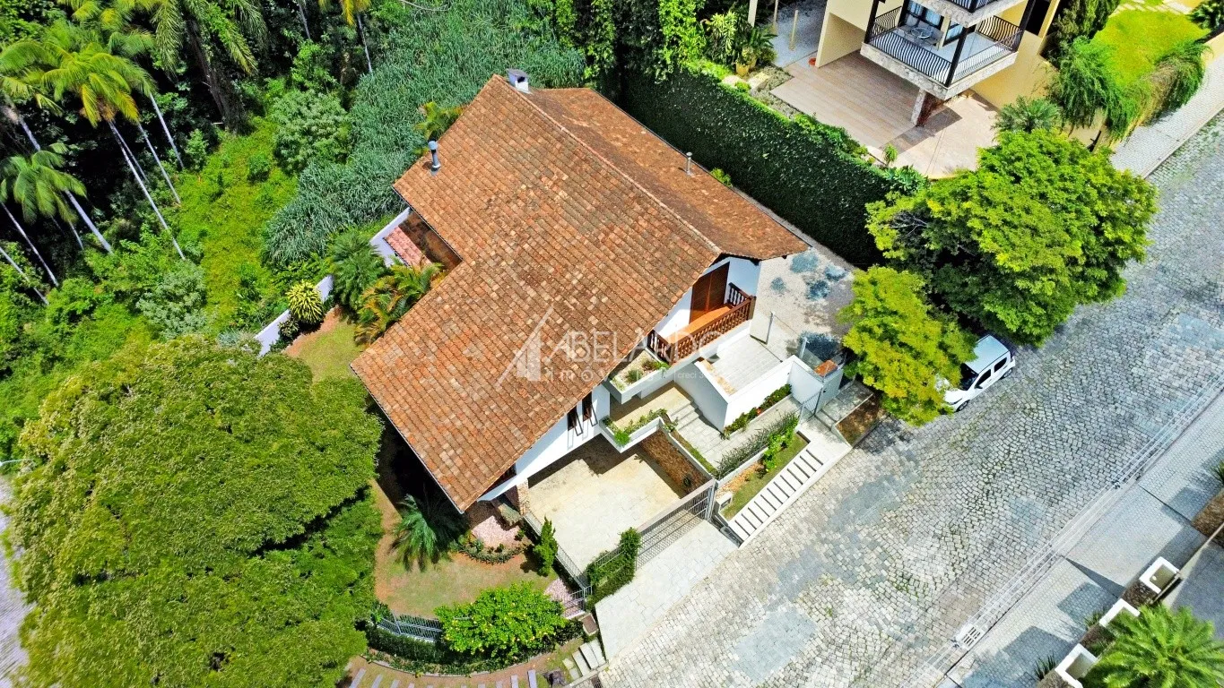 MARAVILHOSA RESIDÊNCIA NO BAIRRO DA VELHA EM BLUMENAU, COM EXCELENTE LOCALIZAÇÃO, PRÓXIMA A VILA GERMÂNICA. — foto 2