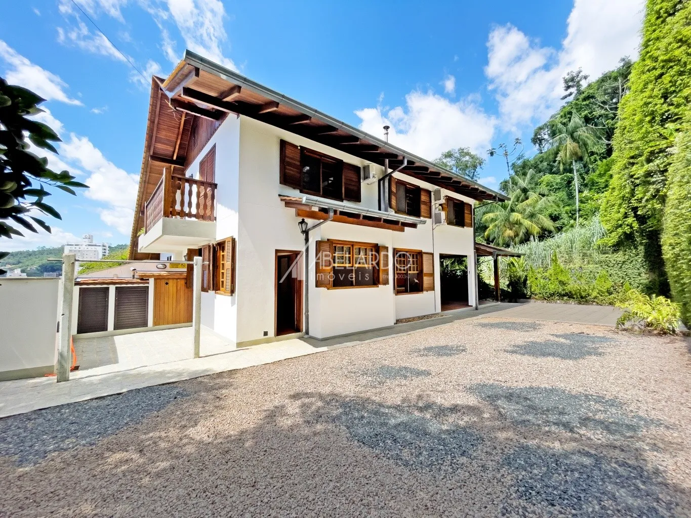MARAVILHOSA RESIDÊNCIA NO BAIRRO DA VELHA EM BLUMENAU, COM EXCELENTE LOCALIZAÇÃO, PRÓXIMA A VILA GERMÂNICA. — foto 4