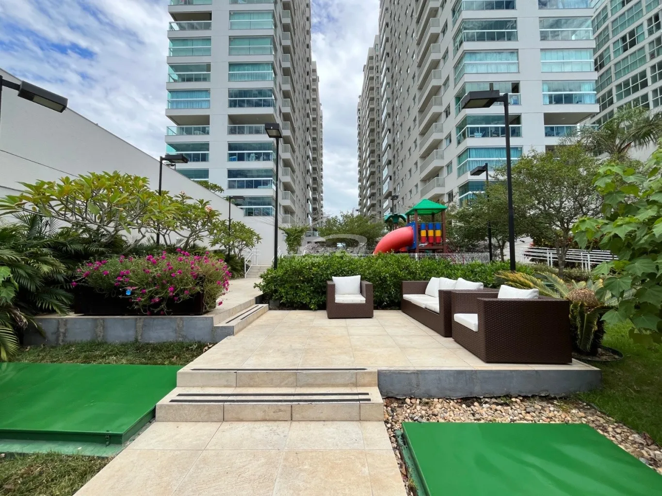 Apartamento com 3 dormitórios, sendo 1 suíte e 01 vagas de garagem a 50 metros do mar no bairro Itacolomi em Balneário Piçarras/SC — foto 2