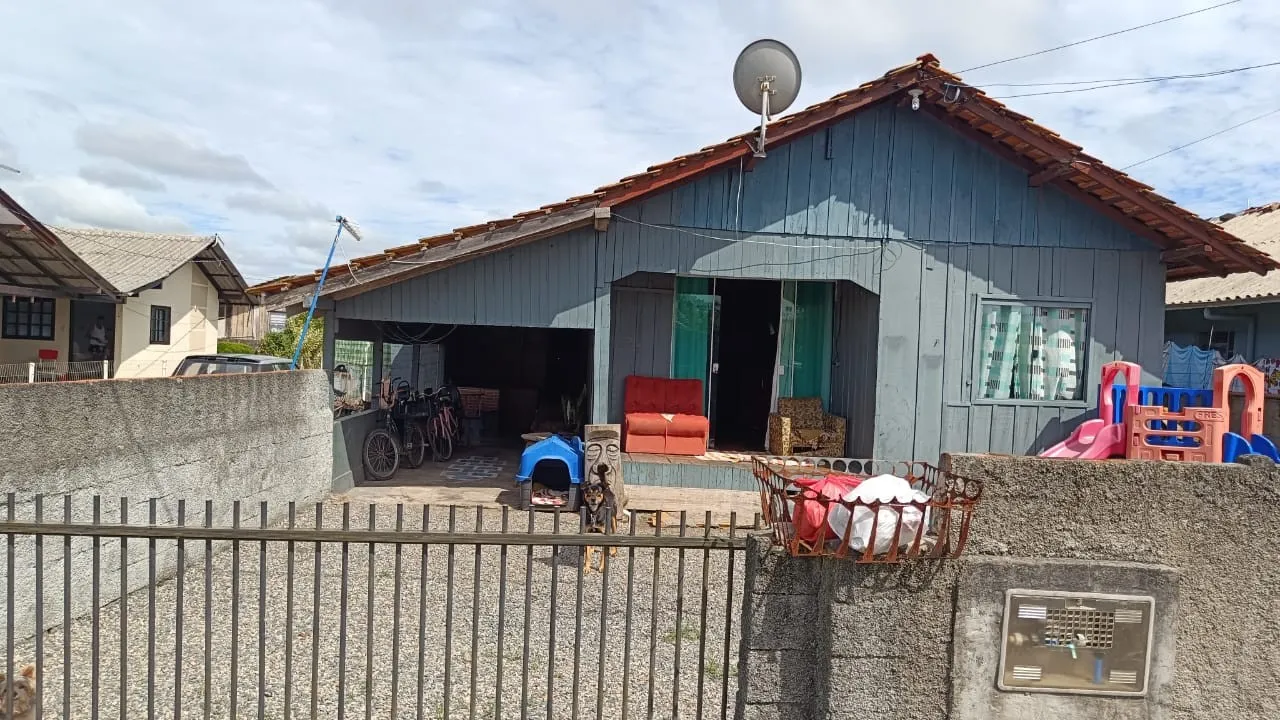 Casa à venda na Praia do Ervino, localizada a aproximadamente 700 metros do mar, em região tranquila e com fácil acesso. - foto 1
