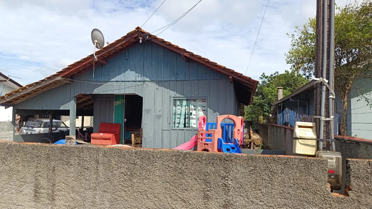 Casa à venda na Praia do Ervino, localizada a aproximadamente 700 metros do mar, em região tranquila e com fácil acesso. — foto 2