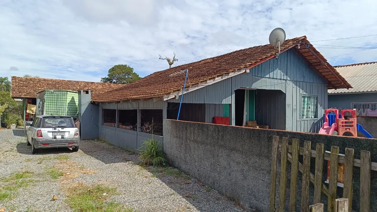 Casa à venda na Praia do Ervino, localizada a aproximadamente 700 metros do mar, em região tranquila e com fácil acesso. — foto 3