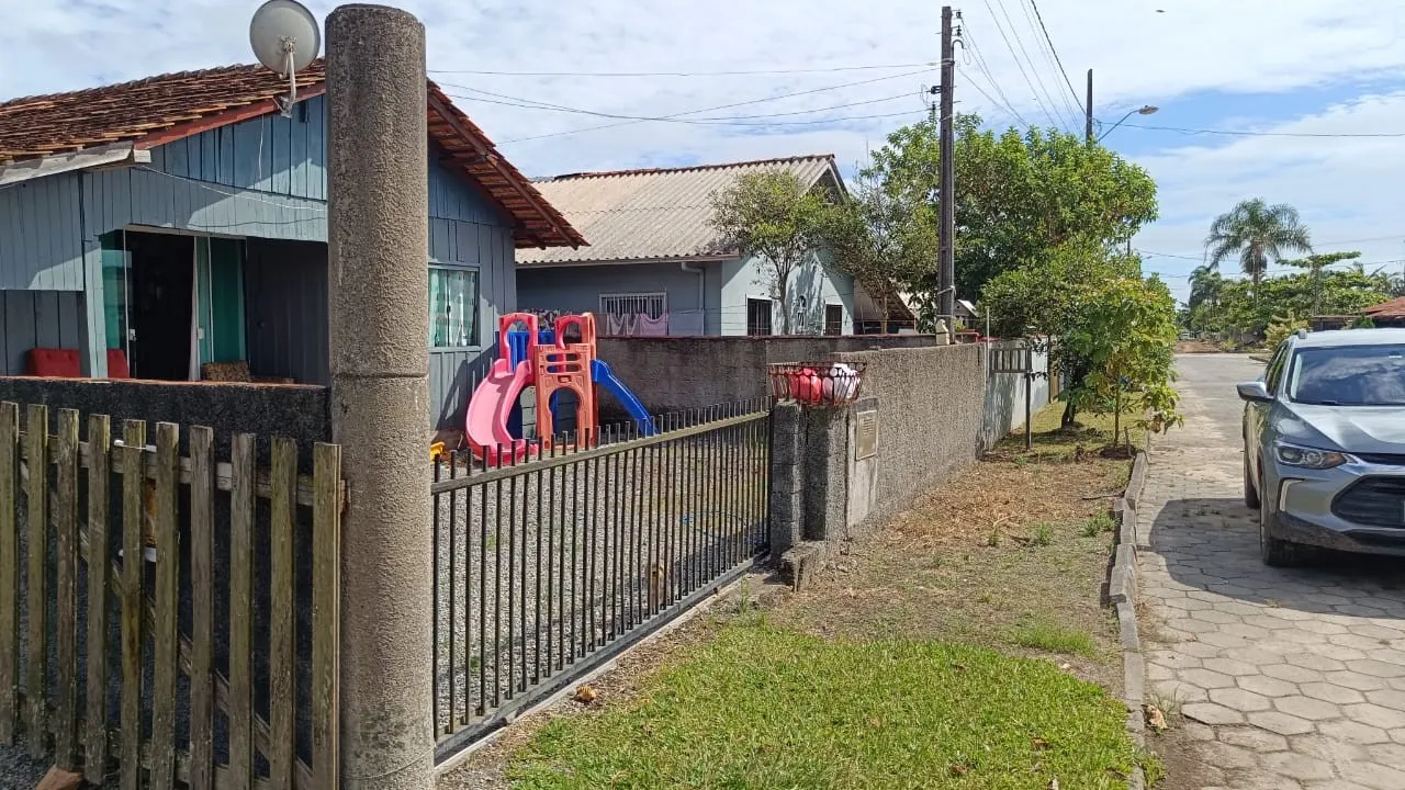 Casa à venda na Praia do Ervino, localizada a aproximadamente 700 metros do mar, em região tranquila e com fácil acesso. — foto 4