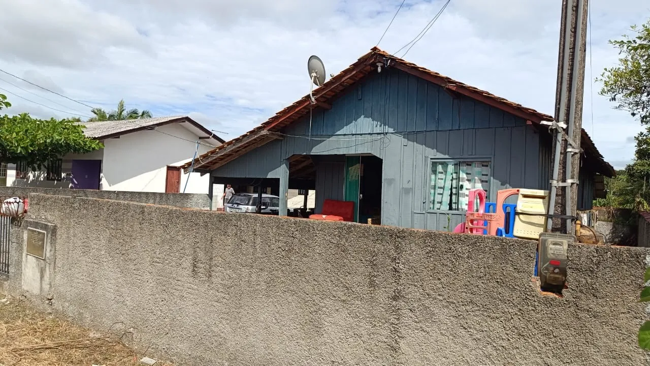 Casa à venda na Praia do Ervino, localizada a aproximadamente 700 metros do mar, em região tranquila e com fácil acesso. — foto 5