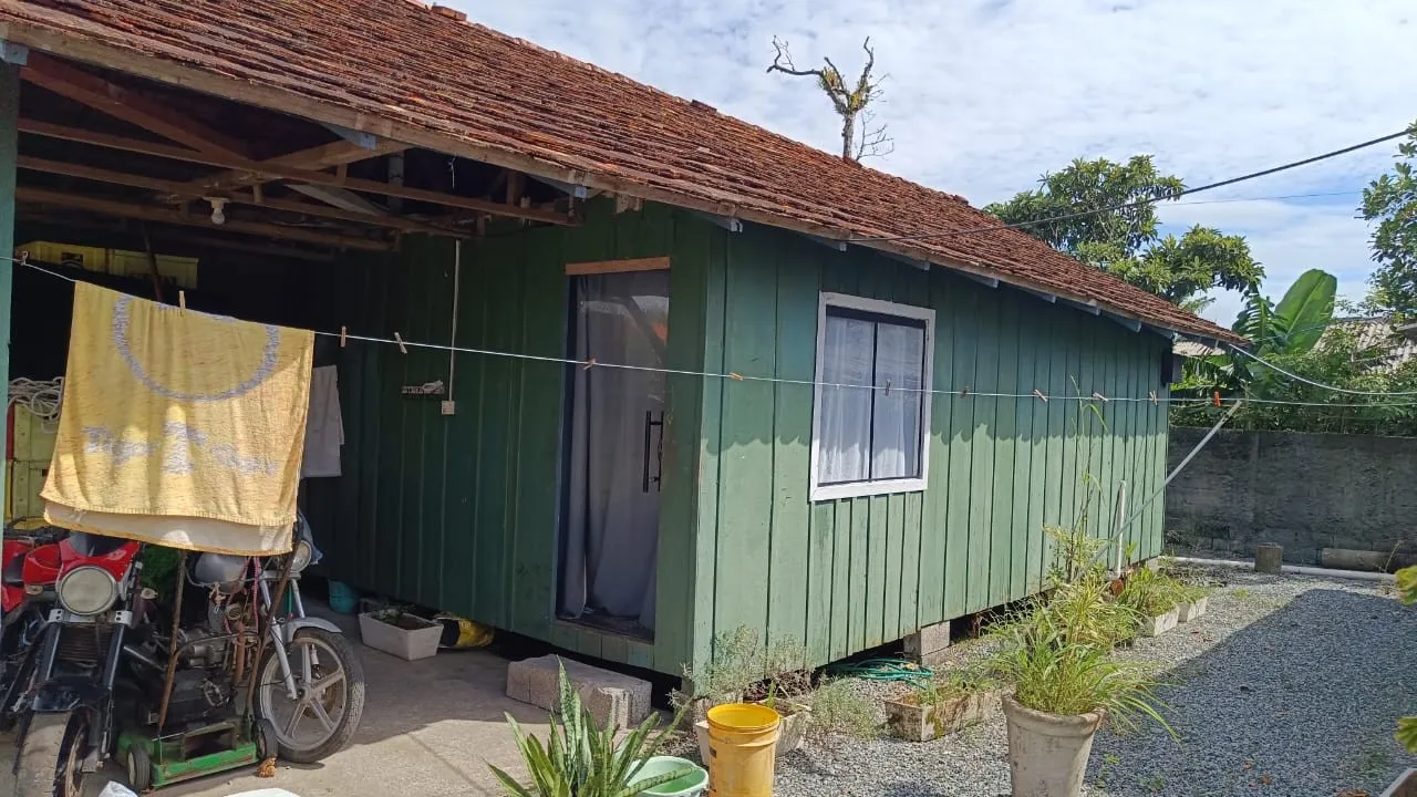 Casa à venda na Praia do Ervino, localizada a aproximadamente 700 metros do mar, em região tranquila e com fácil acesso. — foto 6