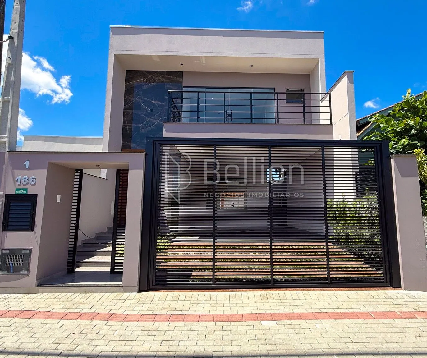 Sobrado com suíte e piscina no bairro Quintino - Timbó - foto 1