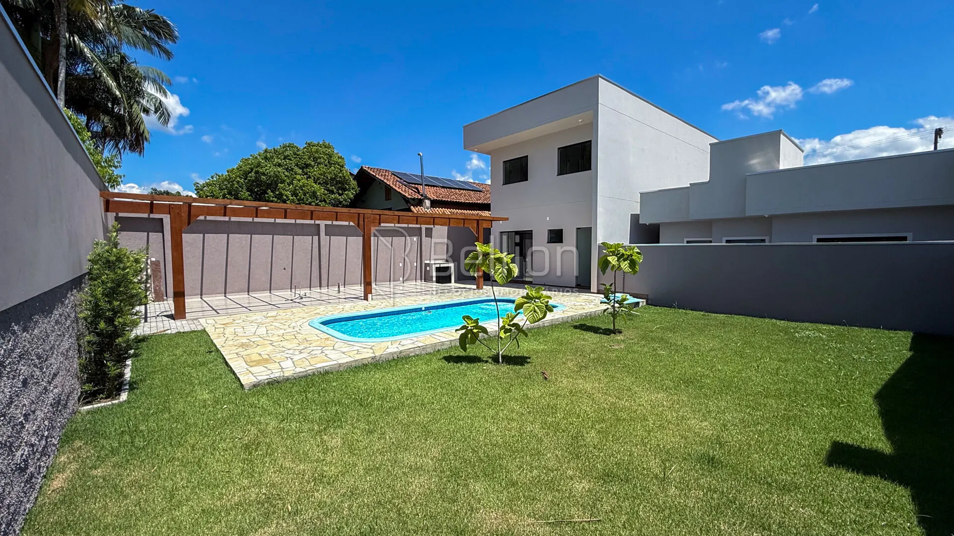 Sobrado com suíte e piscina no bairro Quintino - Timbó — foto 2