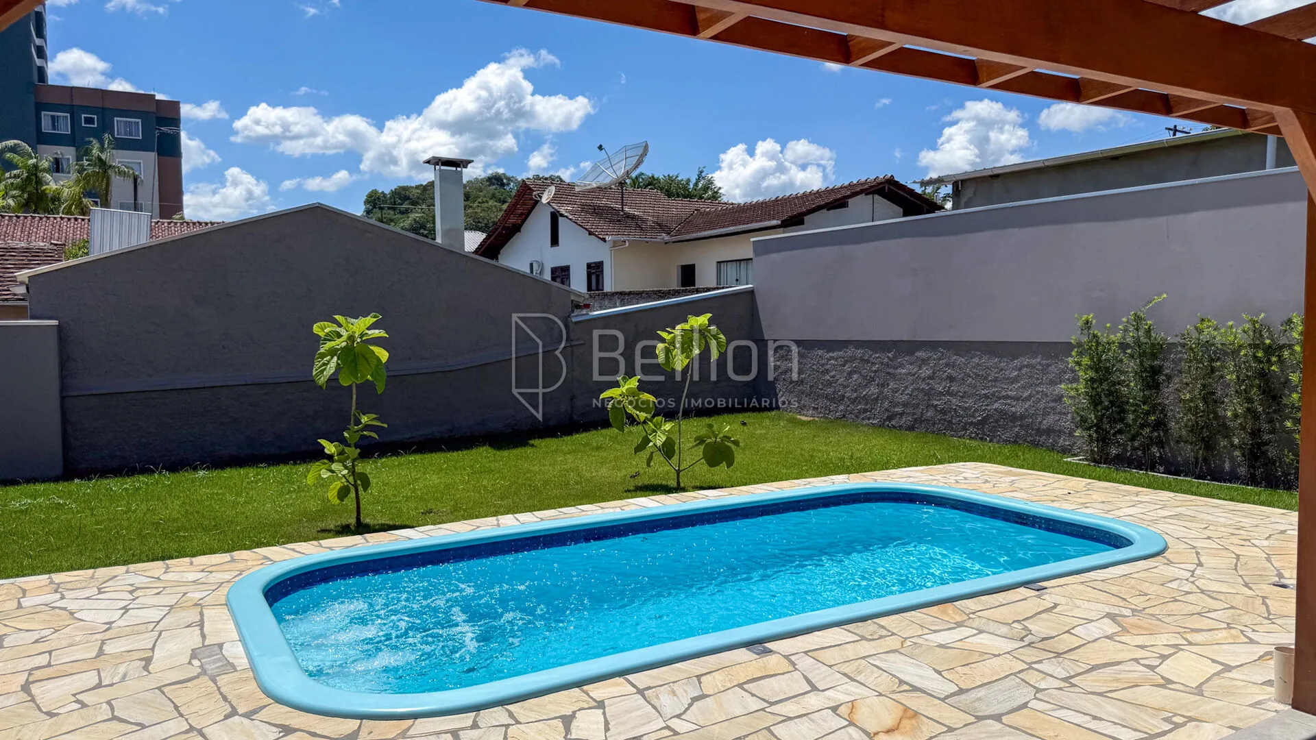 Sobrado com suíte e piscina no bairro Quintino - Timbó — foto 3