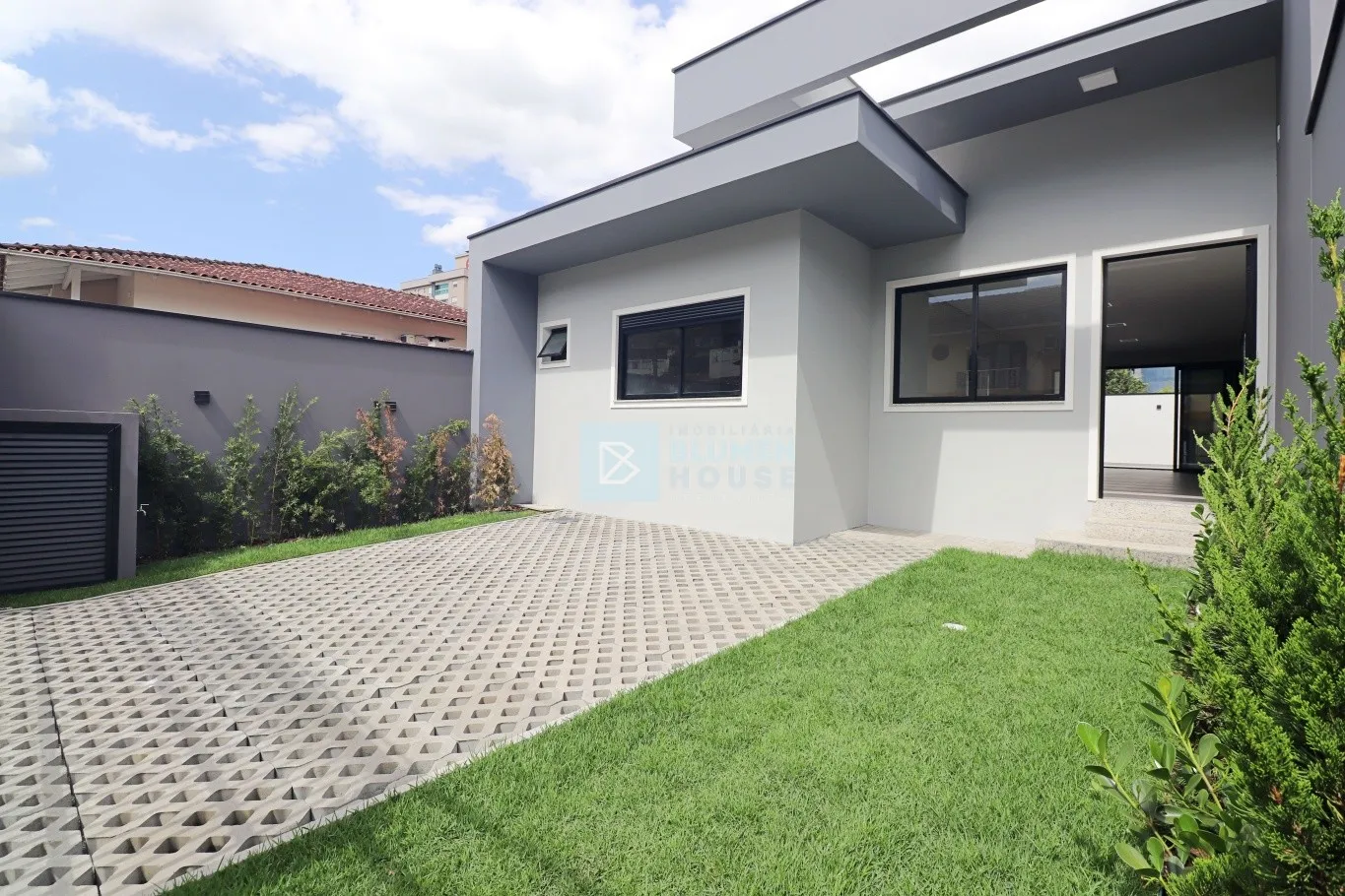 Ampla casa térrea de alto padrão no bairro Escola Agrícola! - foto 1