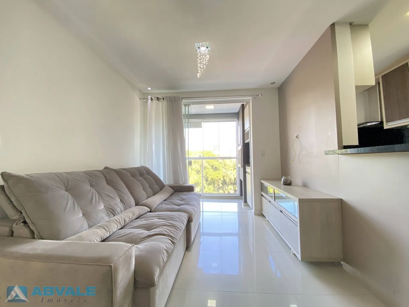 Apartamento mobiliado para alugar no Residencial Vesúvio no bairro Água Verde em Blumenau, 2 dormitórios sendo 1 suíte, sacada com churrasqueira, vaga de garagem, lazer completo e segurança 24h — foto 3